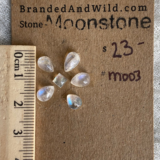 Moonstone cabochon - M003