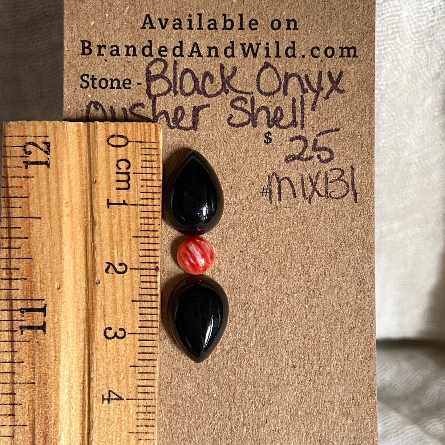 Oystershell/ Black Onyx Cabochon - MIX131