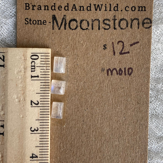 Moonstone cabochon - M010