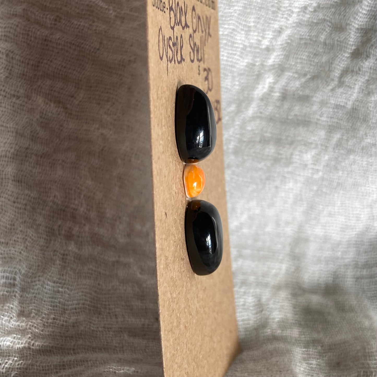 Oyster Shell / Black Onyx Cabochon - MIX132