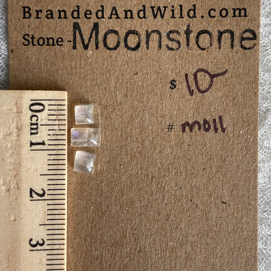 Moonstone cabochon - M011