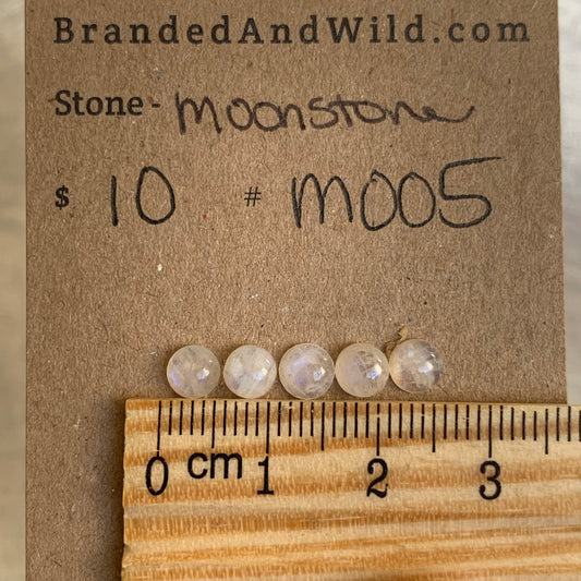 Moonstone cabochon M005