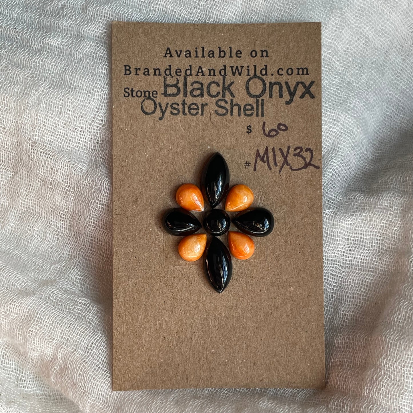 Oyster Shell / Black Onyx Cabochon - Mix32