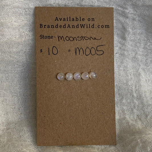 Moonstone cabochon M005