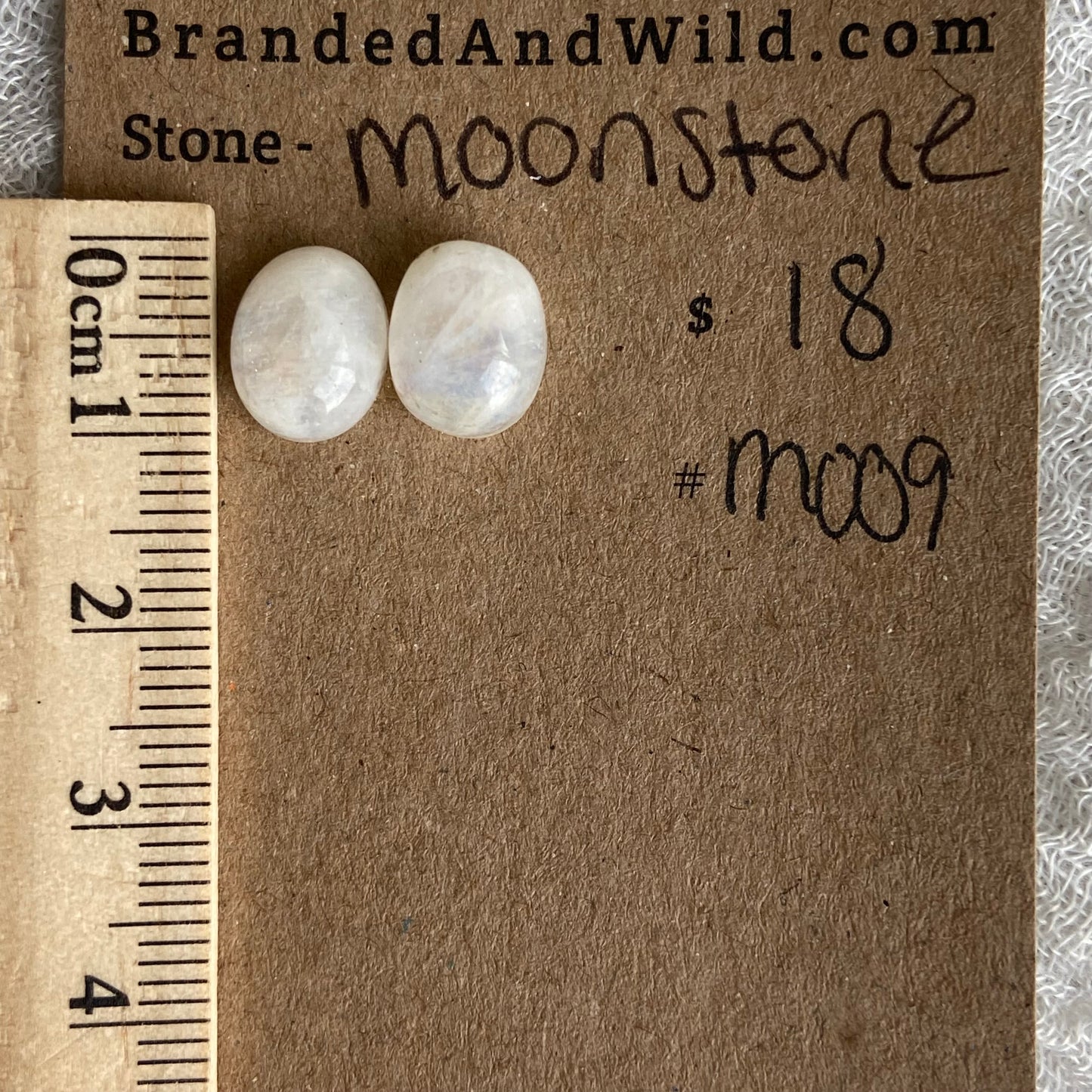 Moonstone cabochon - M009