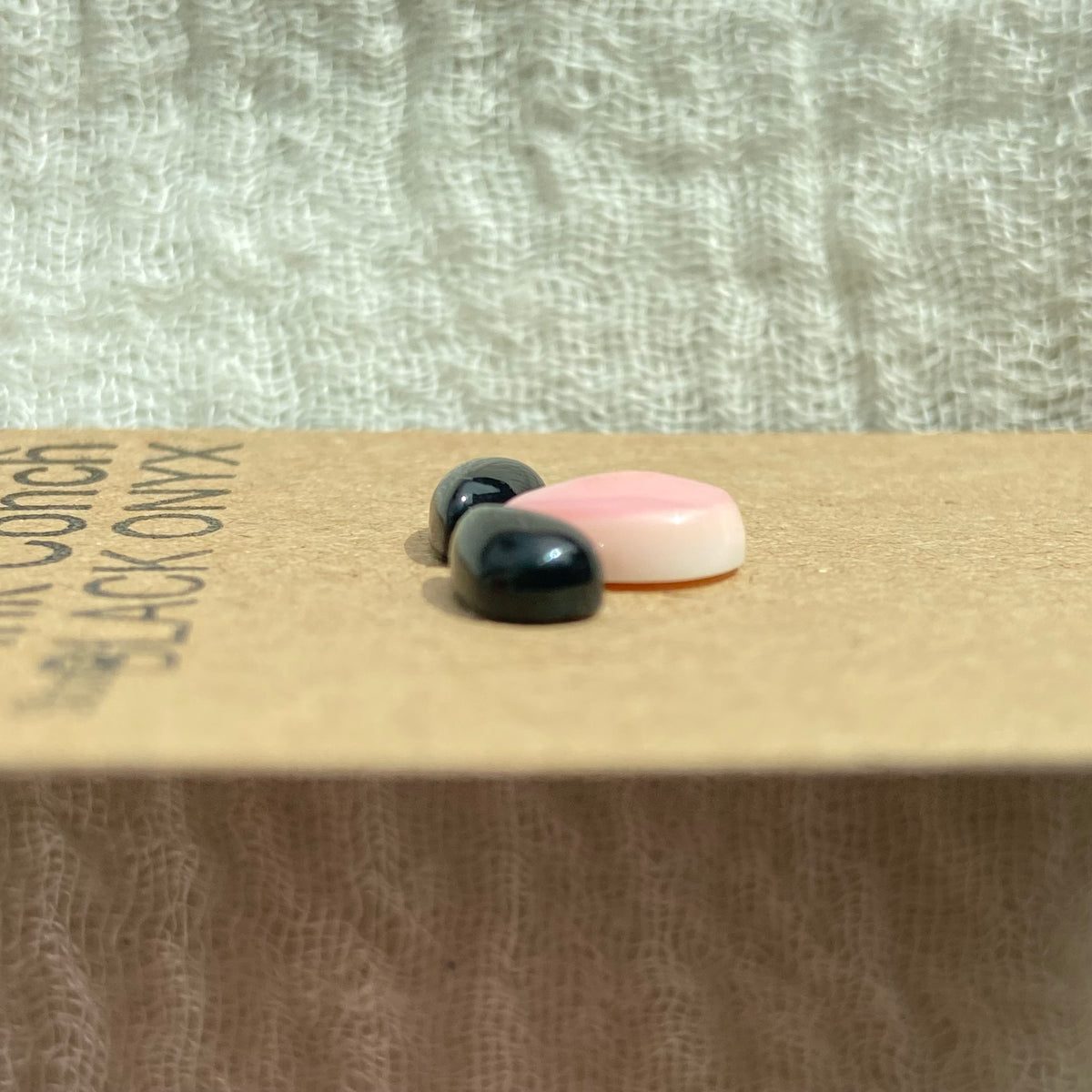 Black Onyx /  Pink Conch Cabochon - Mix120
