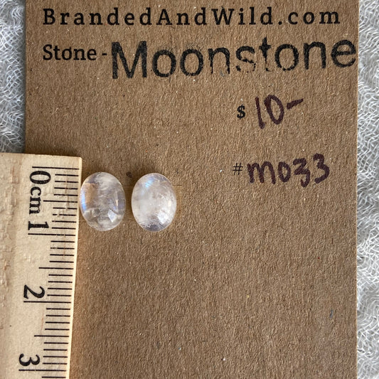 Moonstone cabochon - M033