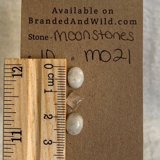 Moonstone cabochon - M021