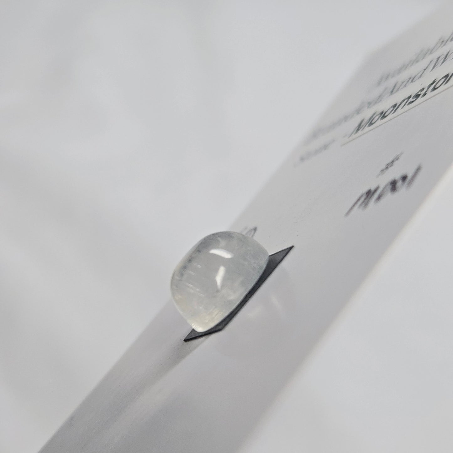 Moonstone cabochon M001